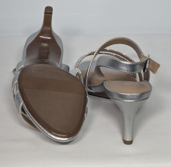 NEW Naturalizer Womens Taimi Adjustable Evening Sandals Sz 8.5 wide silver - Picture 3 of 4